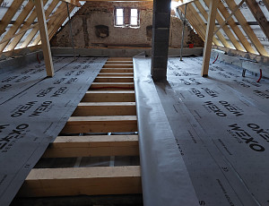 Zateplení stropu stávajícího rodinného domu pomocí foukané izolace